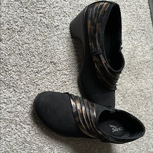 Black and Gold Wedge Shoes Easy Street Comfortable Wave Cheetah design